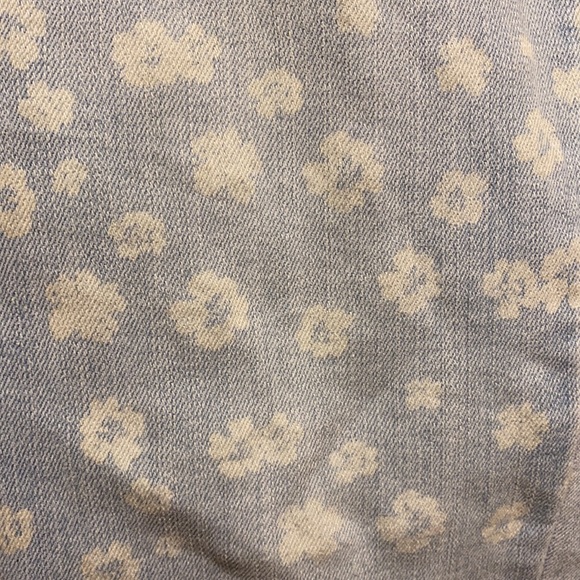 ✨NEW✨FOREVER21 LIGHT BLUE JEANS WITH WHITE DAISIES - Picture 3 of 14